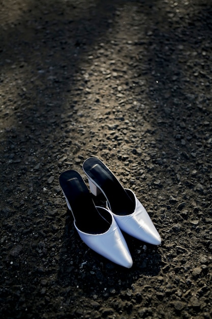 Photo blurry beautiful pair of high heels for the javanese bride on the traditional javanese wedding day