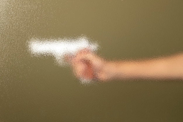 Filtro sfocato su una mano che tiene una pistola