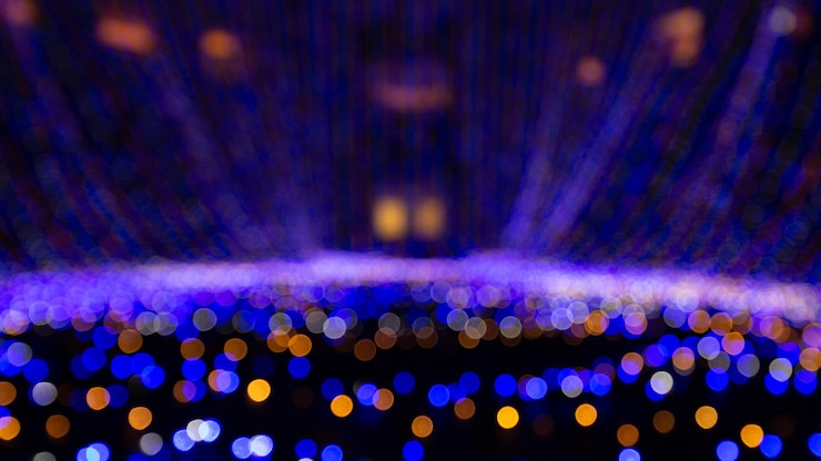 Photo a blurry image of a city with lights in the background.