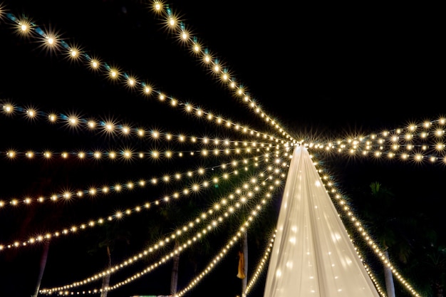 Foto notte sfocata con decorazioni colorate con lampadine.