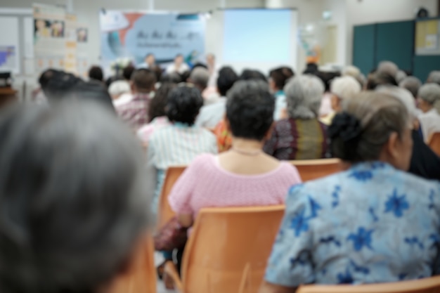 Foto persone anziane sfocate nell'evento del seminario sugli anziani