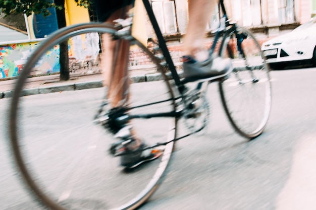 自転車の男性の足のぼやけた写真