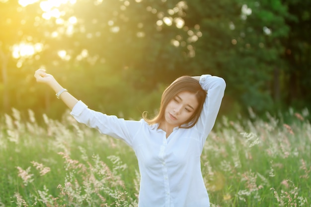 무기와 성공적인 사업 여자의 모호한 및 태양에서 행복 축하 우승 성공 여자