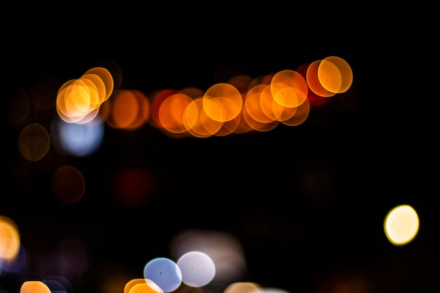 Foto sfocato del semaforo vista stradale, bokeh della vita notturna.