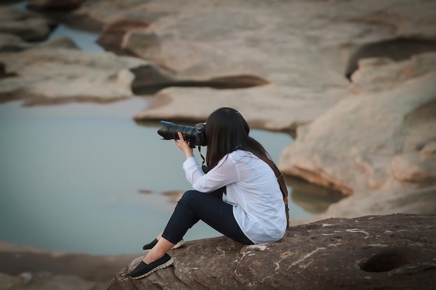 山、ソフトフォーカスの上に写真を撮っているバックパックで女性のアジアのぼやけ