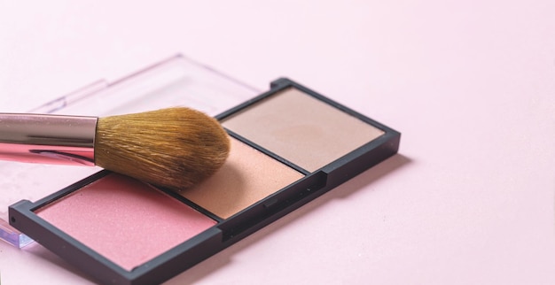 Blush compacte palletkit tegen roze achtergrondkopieerruimte