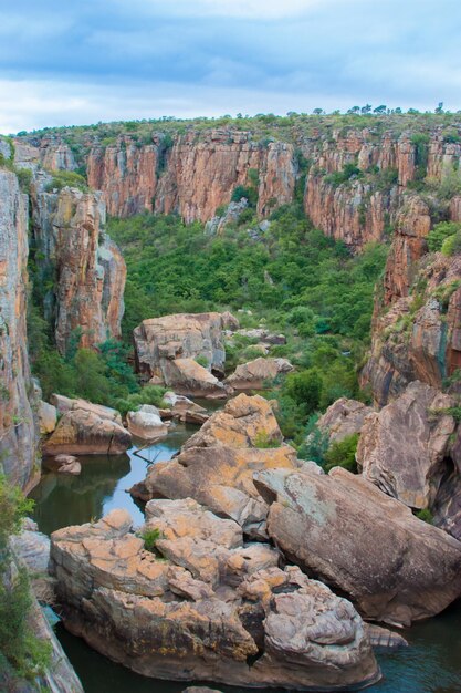 Foto blyde river canyonzuid-afrika mpumalanga zomer landschap rode rotsen en water