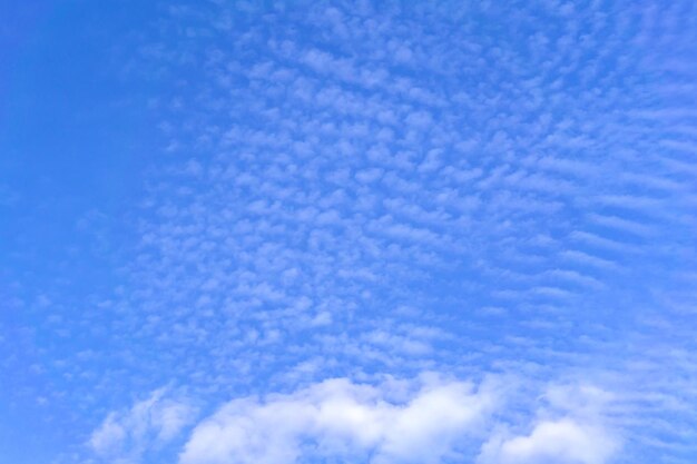 Photo blye sky with white fluffy clouds background