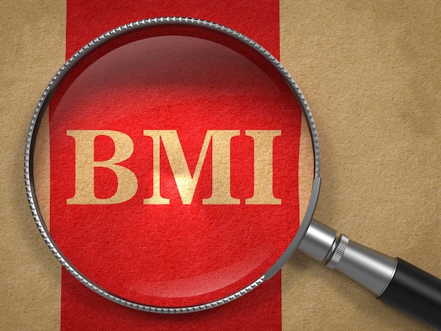BMIの概念。赤い縦線の背景を持つ古い紙の虫眼鏡。