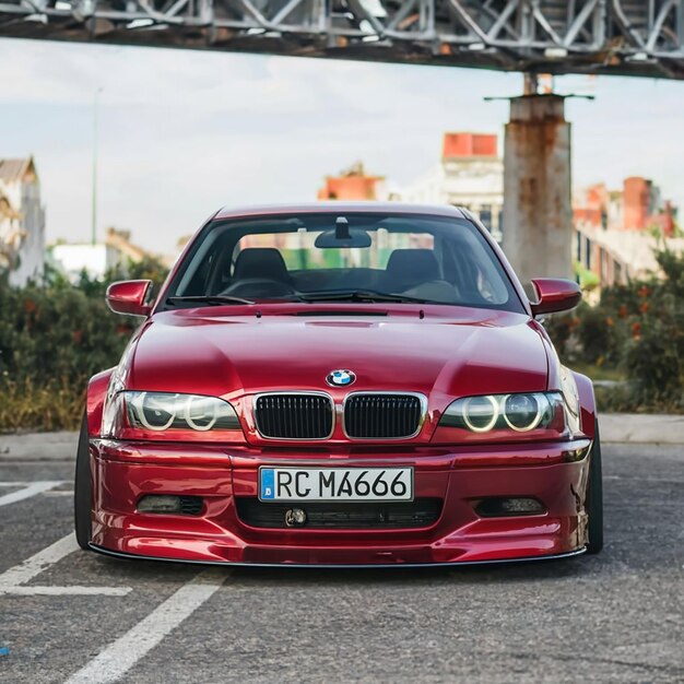 道路に乗ったBMWの車