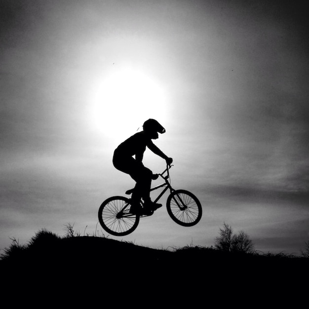 Photo bmx cyclist in mid-air