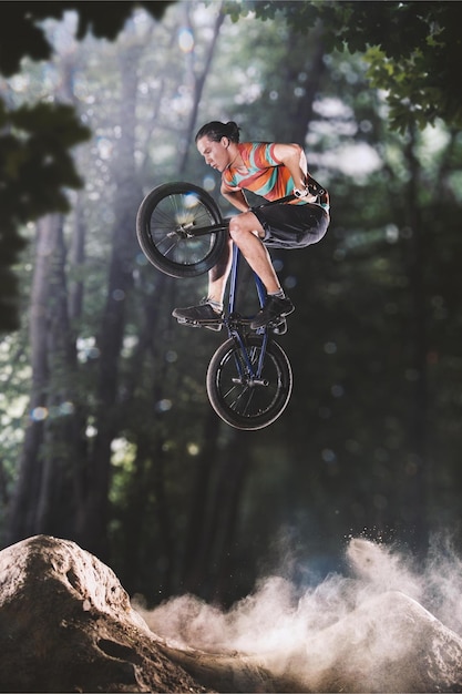 Foto bmx-fietser bedriegt op de bosheuvels