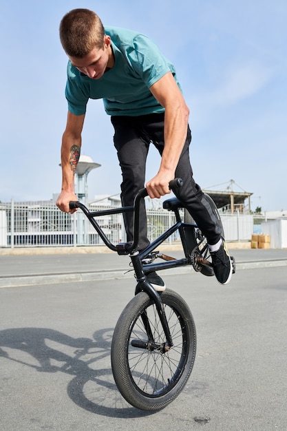 스턴트를하는 BMX 라이더