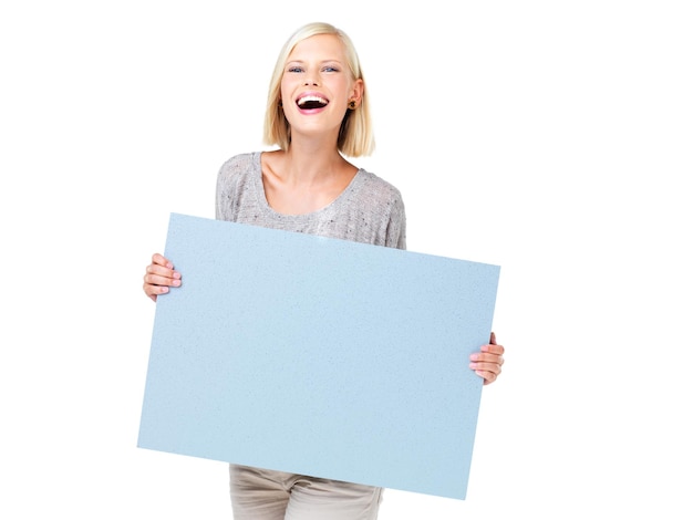 Фото Доска объявлений и женщина, держащая плакат, рекламный маркетинг и брендинг для продажи или бесплатной раздачи портрет блондинки и женщины, показывающий бренд на макете, изолированном на белом фоне студии