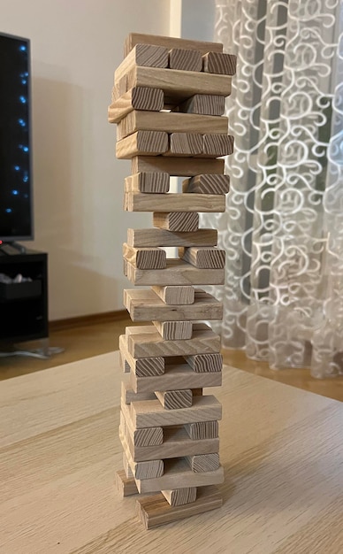 밝은 배경에 나무 블록의 보드 게임 Jenga 타워 레슨 논리 및 조정