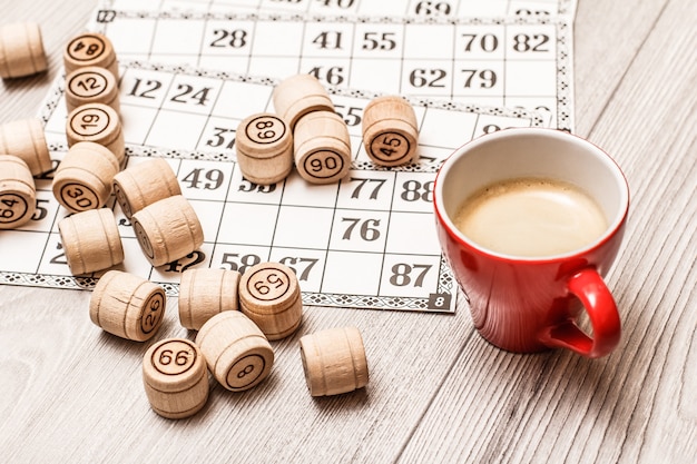 Foto lotto del gioco da tavolo sulla scrivania bianca con una tazza di caffè