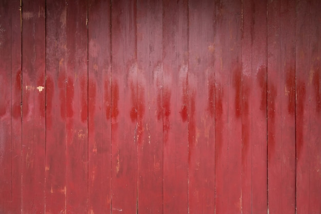 Una tavola di vernice rossa. struttura di legno