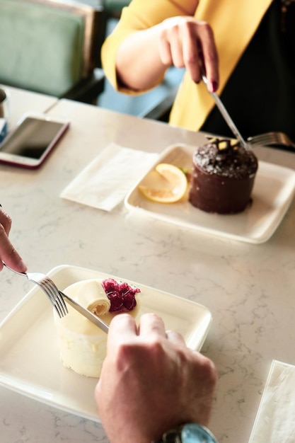 写真 テーブルの上においしいケーキと一緒にボード