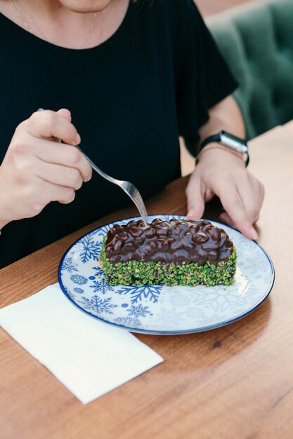 테이블에 맛있는 케이크와 함께 보드