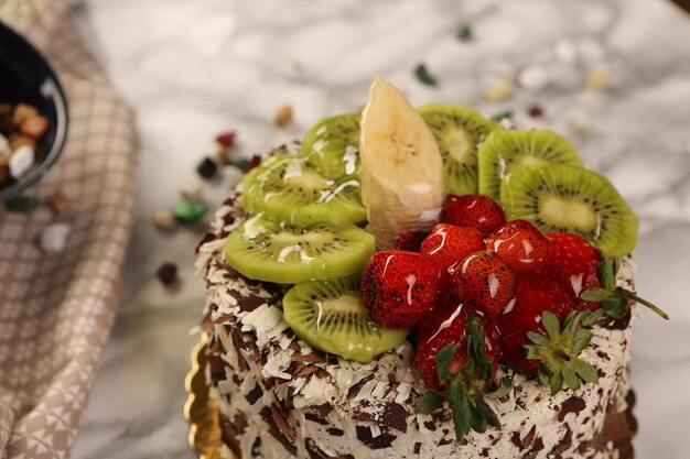 Foto consiglio con una deliziosa torta sul tavolo