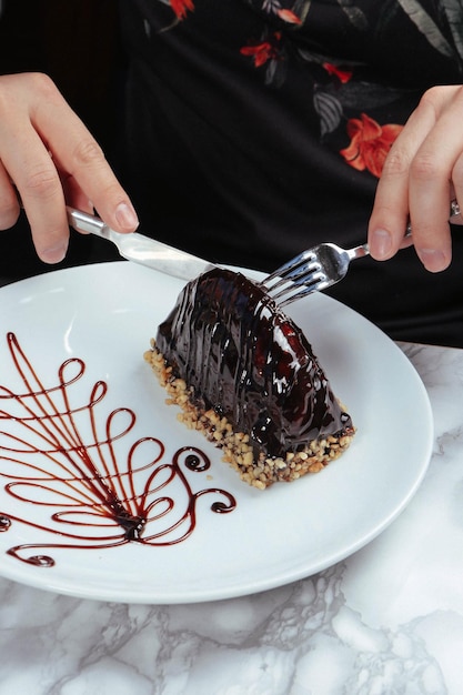 Consiglio con deliziosa torta sul tavolo