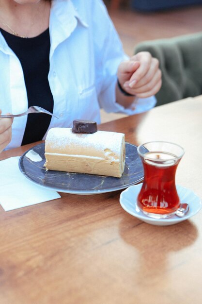 테이블에 맛있는 케이크와 함께 보드