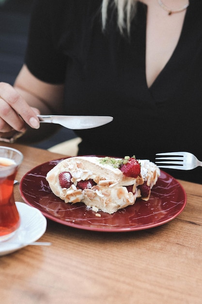 테이블에 맛있는 케이크와 함께 보드