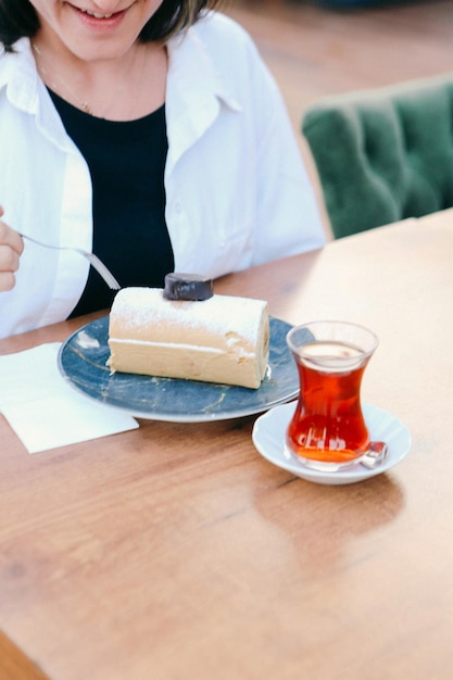 테이블에 맛있는 케이크와 함께 보드