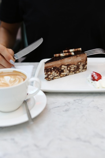 テーブルの上においしいケーキと一緒にボード