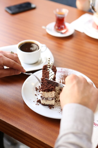 Foto consiglio con una deliziosa torta sul tavolo