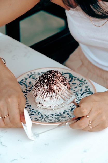 Foto consiglio con una deliziosa torta sul tavolo