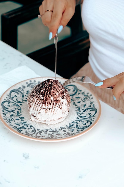 テーブルの上においしいケーキと一緒にボード