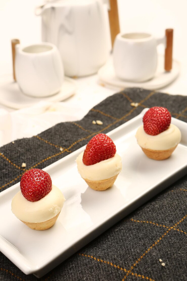 Photo テーブルの上においしいケーキと一緒にボード