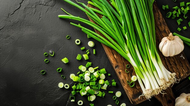 Foto tavola con fette di cipolla verde fresca