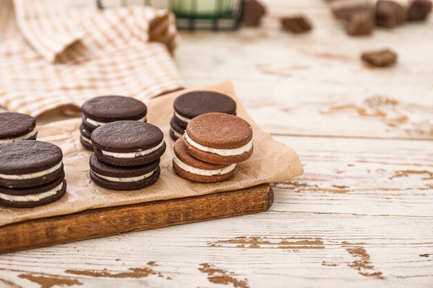 Pensione con gustosi biscotti al cioccolato sul tavolo bianco