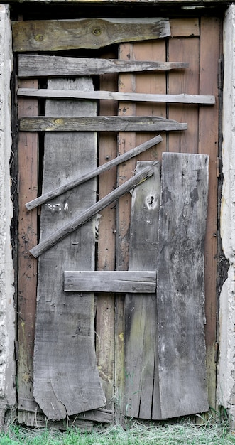 Imbarcato su una porta di legno in una vecchia casa abbandonata