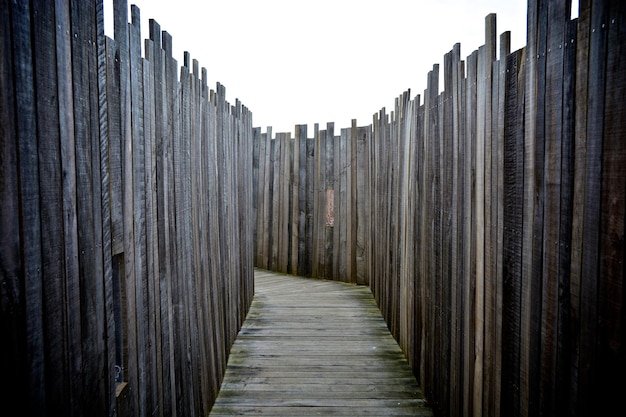 Foto passeggiata in mezzo a una recinzione di legno