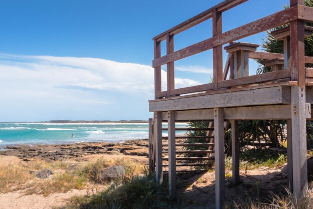 Photo boardwalk at beach against sky