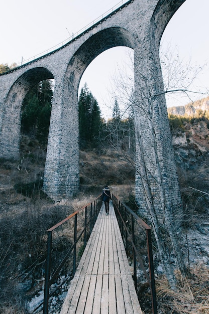 Photo boardwalk under bridge