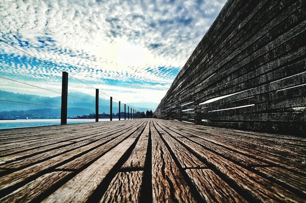 Foto boardwalk door zee door de stad tegen de lucht