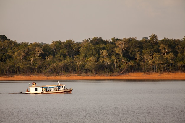 아마존 강에 보트