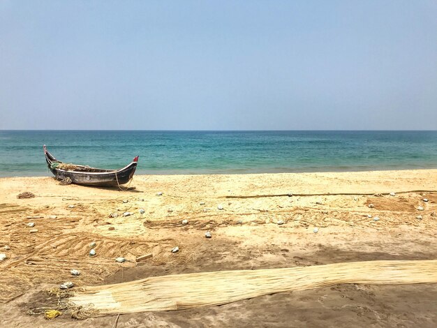 Photo boat on beach against clear sky