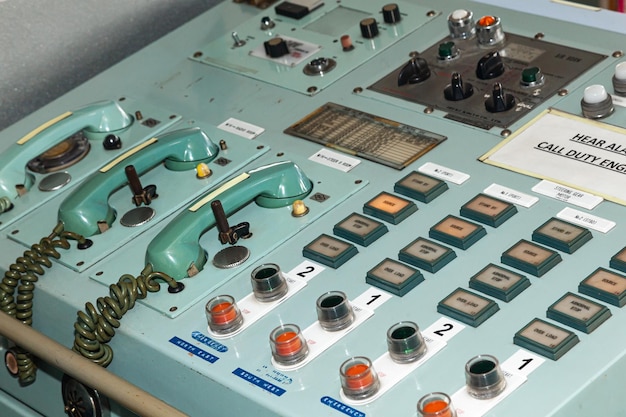 Панель управления лодкой с аналоговыми проводными телефонами, кнопками-переключателями и сигнальными лампами