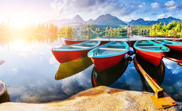 Photo boat on the dock surrounded mountains fantastic shtrbske pleso high tatras slovakia