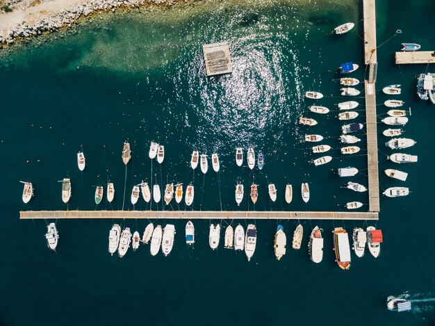 Molo per barche e porto per yacht a budva montenegro foto aerea dalla vista dall'alto del drone