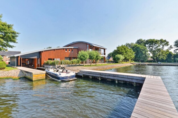 Photo a boat docked at a dock on the water