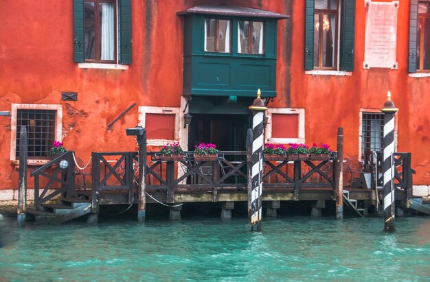 Photo boat entrance in venice italy decorated with flowers