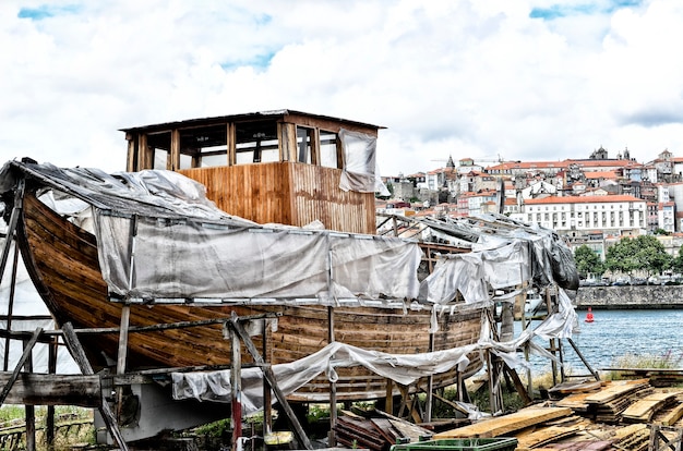 Boat fixing in Porto