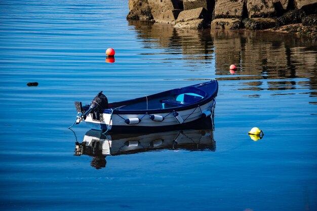 Photo boat floating on lake