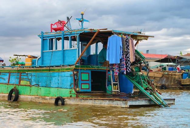 Barca nel mercato galleggiante del delta del mekong a can tho, vietnam